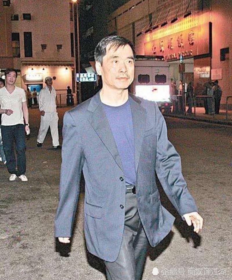 他是香港黑帮大佬曾用三十把砍刀一战成名