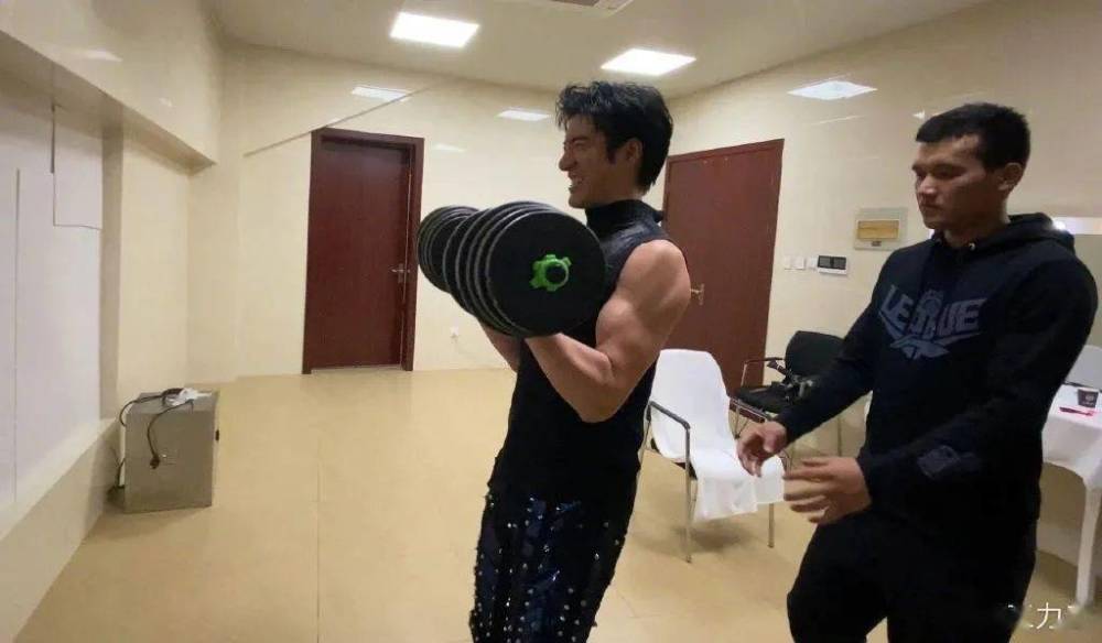 健身1年半的王力宏这身材已秒杀很多健身爱好者有网友表示这身材比