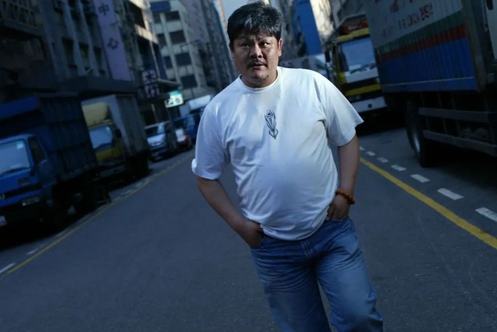 (还想怎样)"表叔家住山区木屋,电要拿命偷,水要下山挑,大雨一来,底裤