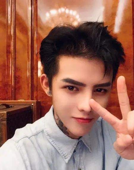 传说中"撞脸吴亦凡"的霸道总裁颜值天花板他的官方介绍vkke品牌创始人