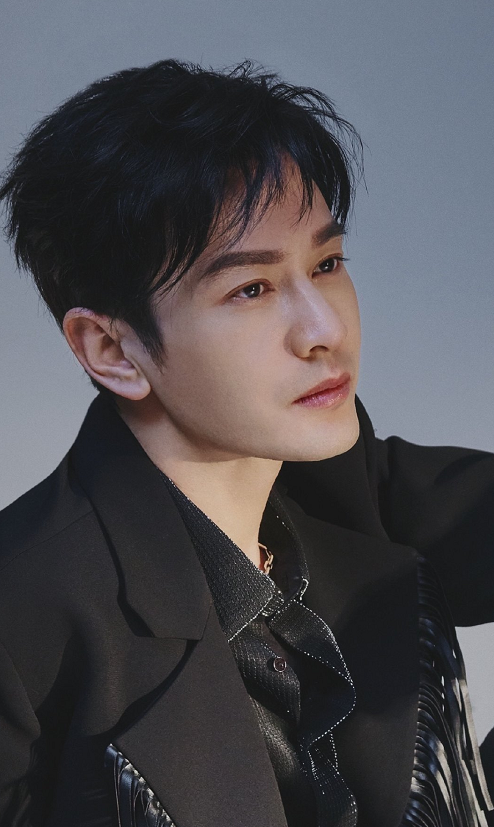 黄晓明坐地铁被认出,路人晒无美颜照片,43岁皮肤状态让人看愣