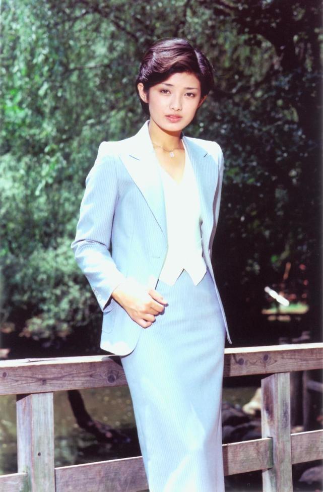 清纯女神山口百惠,年轻时真的好时髦,多年后网友感叹:不敢认了