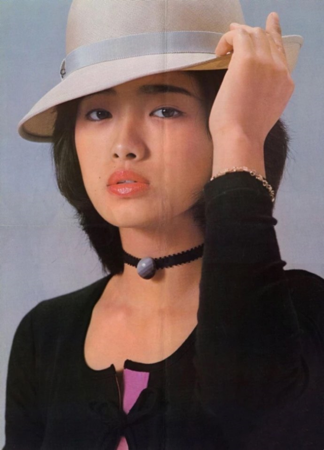 清纯女神山口百惠,年轻时真的好时髦,多年后网友感叹:不敢认了
