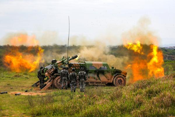 陆军第72集团军某合成旅炮兵分队组织新型车载榴弹炮实弹射击考核