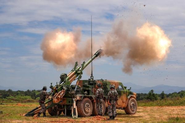 陆军第72集团军某合成旅炮兵分队组织新型车载榴弹炮实弹射击考核