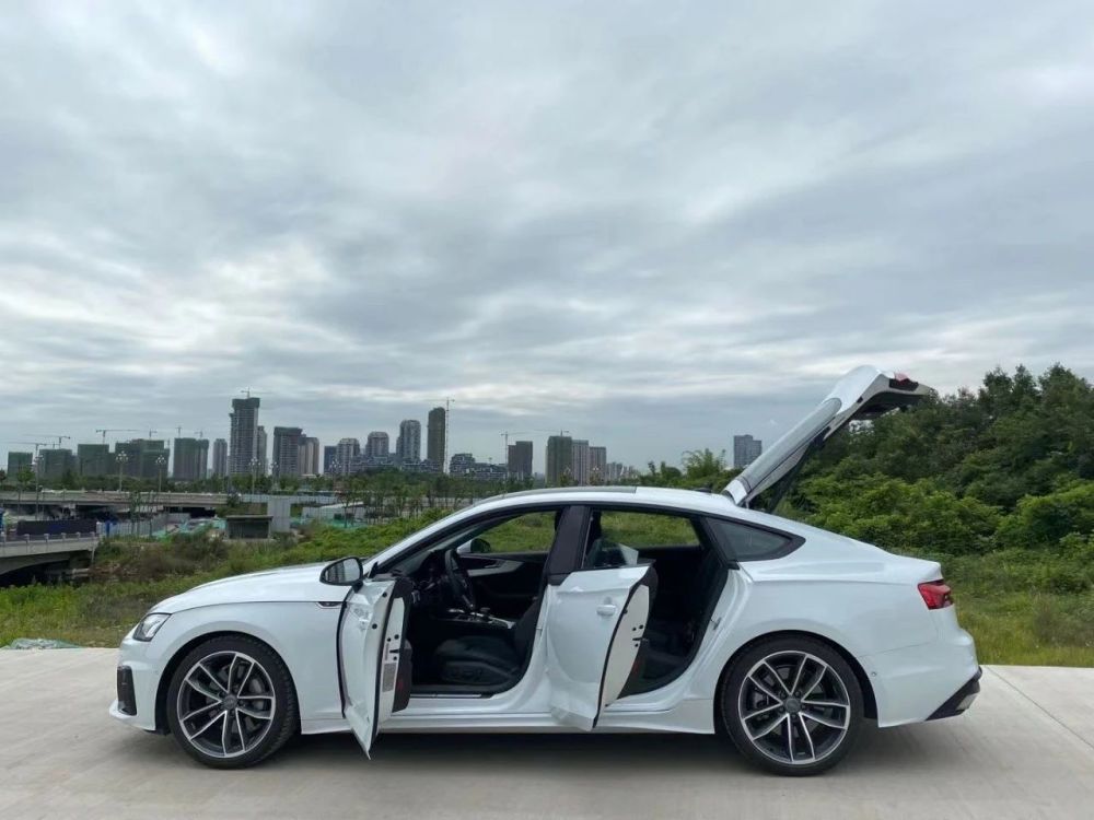 开启艺术之旅试驾新款奥迪a5