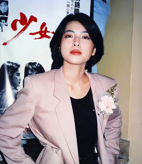 30多年前的罗美薇美得不可方物穿衣时髦清纯难怪能迷住张学友