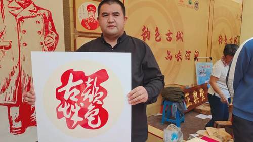 "飞刀书画"传承人胡胜利是河间市卧佛堂镇小店村人,他创作出一系列"