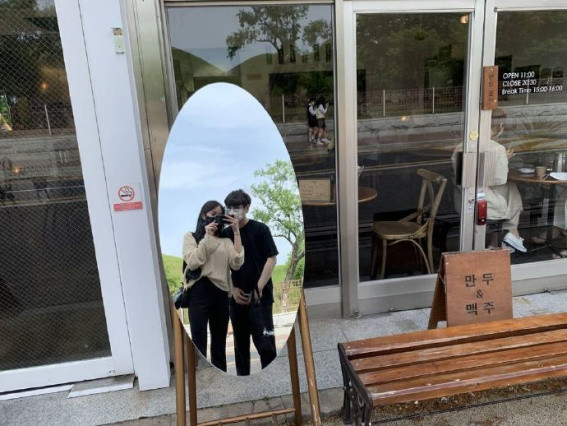 昨日两人应该是约会的形势出去游玩,与其他职业选手相比较,mata的女友