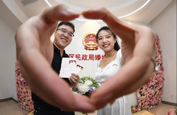 520结婚登记有多火爆记者带你直击南明区婚姻登记处现场