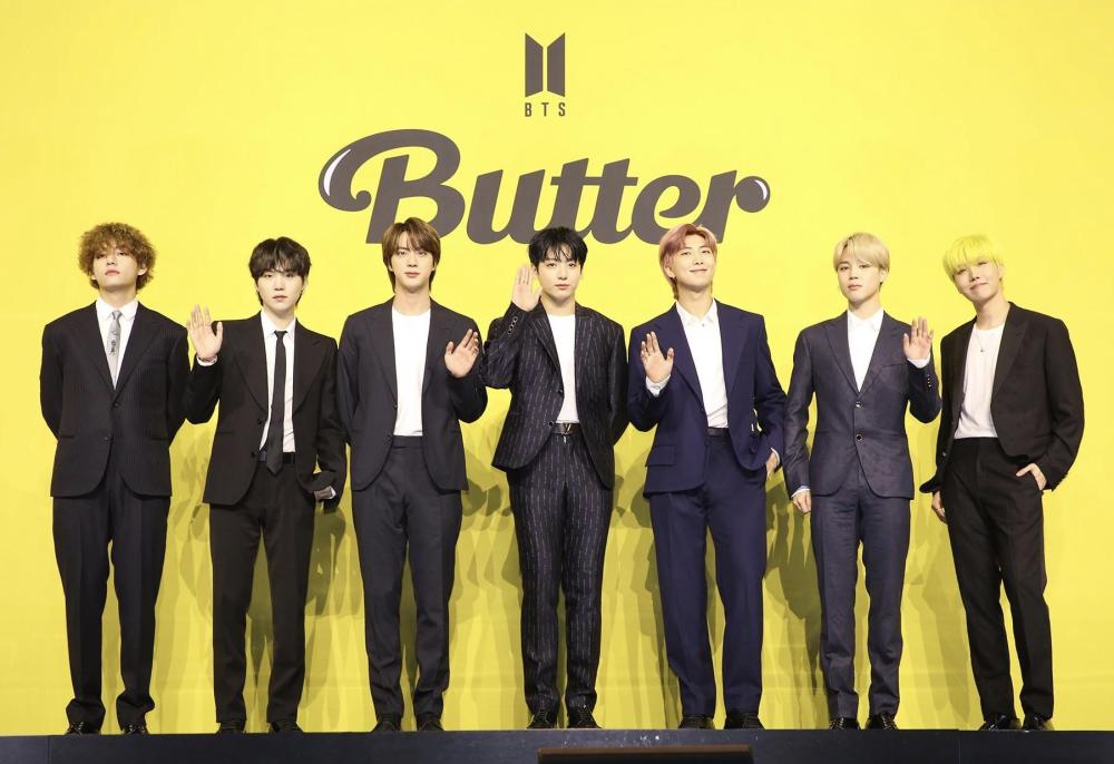 Bts全员穿lv出席发布会 金泰亨爆炸头可爱引热议 田柾国眉钉抢镜 腾讯新闻