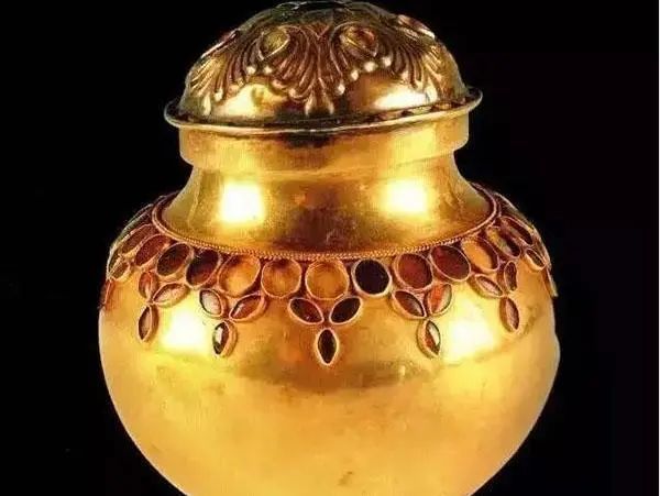 "金叵罗"是一种珍贵的盛酒容器,此处讲葡萄美酒和金叵罗一样,被作为