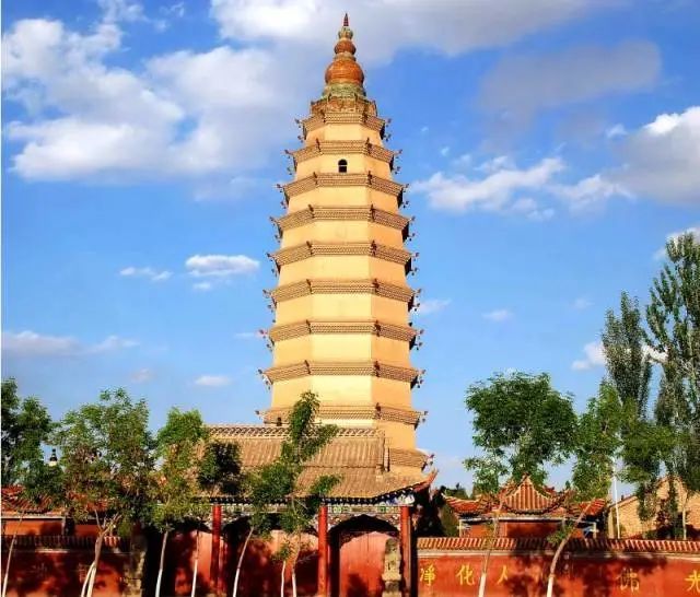 灵武镇河塔,俗称东塔,位于灵武市区东南2公里处,它与银川西塔遥遥相望
