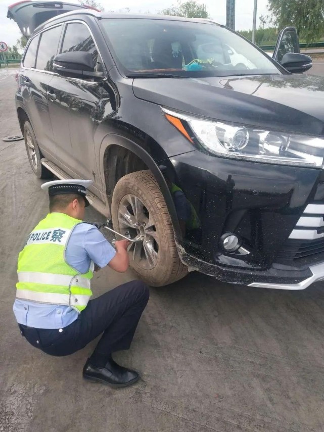 發現服務區入口處停放一輛陝d牌豐田漢蘭達越野車,車後蓋已經打開,三