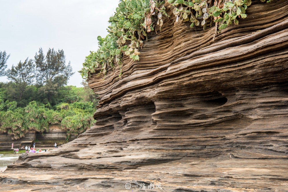 这些岩层呈褶皱状,高悬的岩壁像老奶奶的脸部,从不同侧面观看,视觉