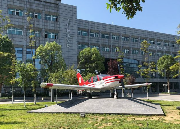 因为坐落在四川广汉,四川人有更多机会了解,接触到民航飞行.