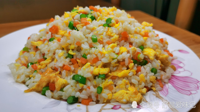 蛋炒饭怎么做才好吃?好多人弄混了,这样做香气四溢,粒粒分明