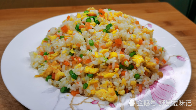 蛋炒饭怎么做才好吃?好多人弄混了,这样做香气四溢,粒粒分明
