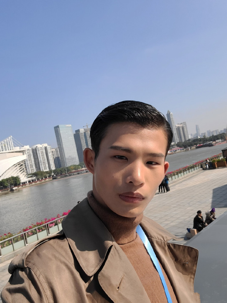 广西农村穷小伙,被嘲又丑又怪,20岁逆天改命成超模,太励志了