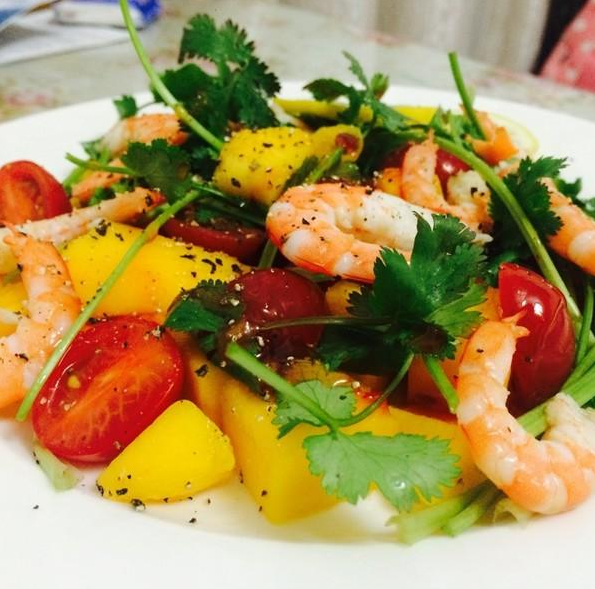 每日美食分享泰式芒果虾的做法