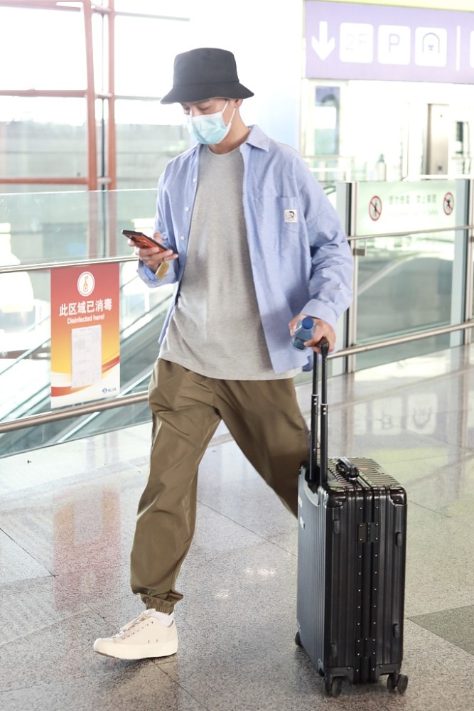 乔振宇街拍:淡蓝色衬衫橄榄绿束脚裤