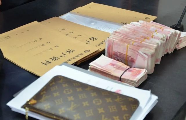 凌晨1点捡到15万现金你会怎么做新都丰行侠这样做了