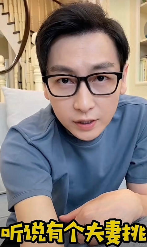 主持人李好罕秀恩爱在床上紧盯晓敏反被扇脸模样太滑稽