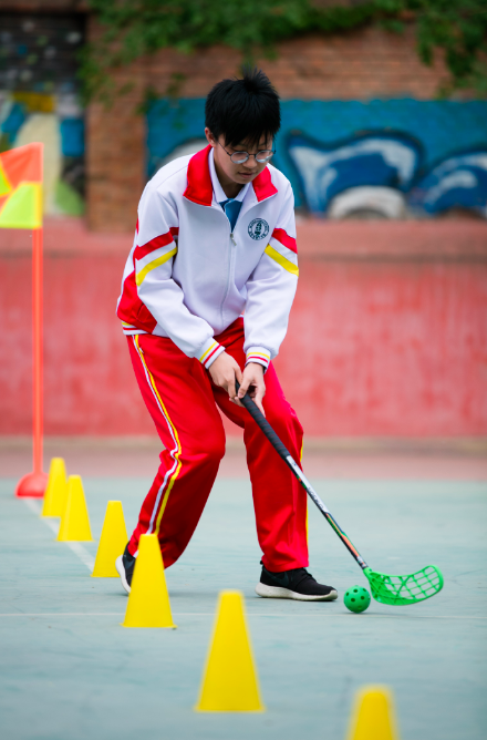 青春助力迎冬奥北京十中学生体验多种冰雪项目