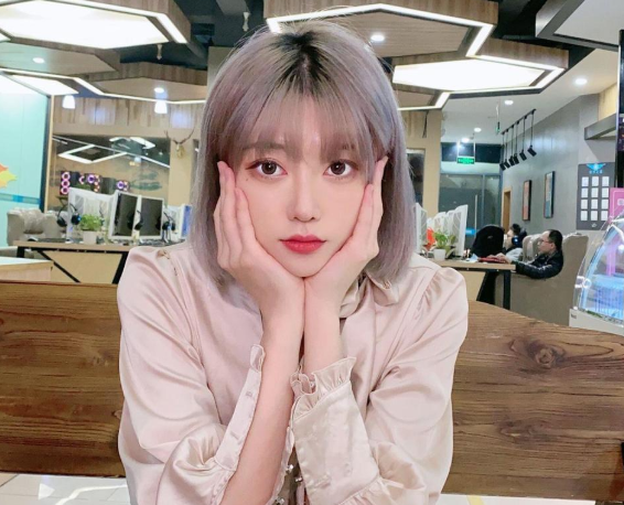 萝莉都因为素颜照获得了不少质疑,就连被称为"中国第一萝莉"的王奕萌