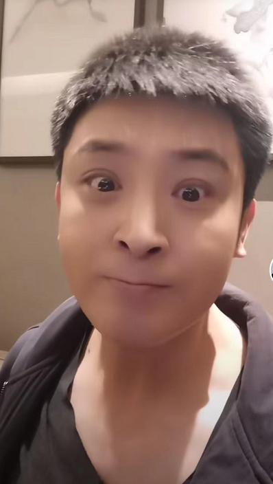 52岁孙涛近照曝光满脸胡茬难掩帅气因老婆才能登上春晚