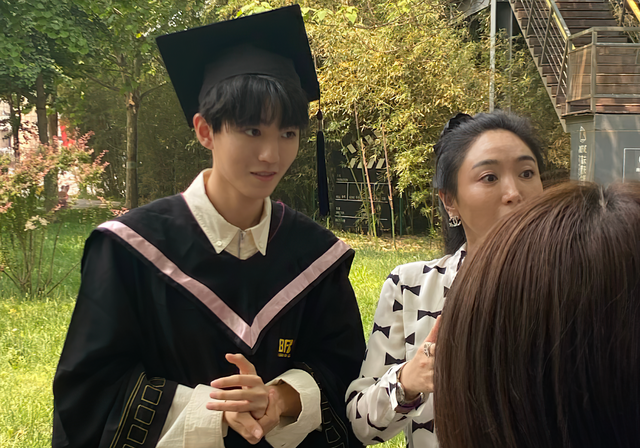 王俊凯拍毕业照,全班颜值都达到出道水平,最左边女生撞脸赵丽颖