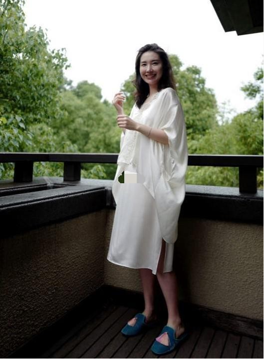 董花花晒全身护理图,肤白貌美大长腿依旧比不过隔壁