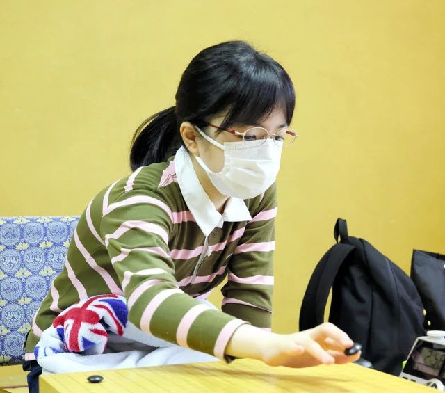 目前瓜分女子五大头衔的藤泽里菜女流三冠和上野爱咲美女流二冠