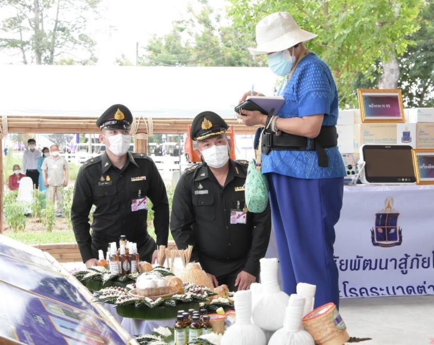 诗琳通当年还被册封为女王王储,是公认的无冕之王,负责监国再合适不过