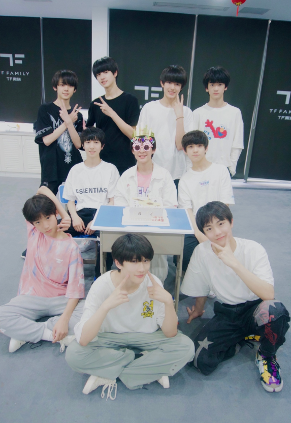 tf三代师弟有多怕tfboys见到师兄紧张到下跪张峻豪直接喊爷爷