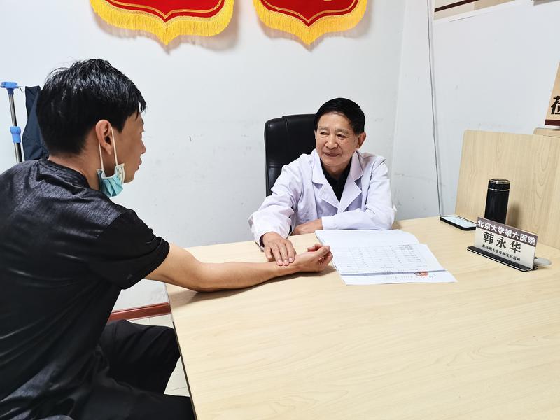 患者和家属们排着队请北京大学第六医院精神科主任韩永华教授诊断病情