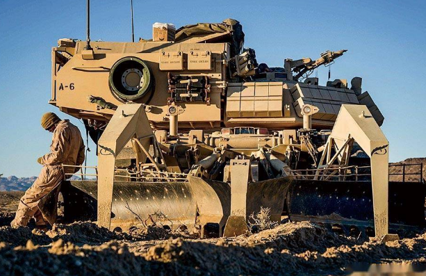 一车八用,美军也要过紧日子了,m1主战坦克魔改工程车