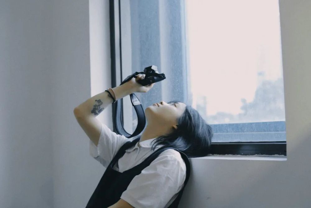 拿着相机侧头看镜头,侧头杀太绝了亲亲们!