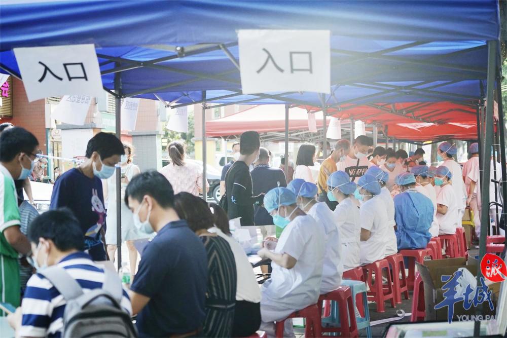 现场直击广州荔湾确诊病例所在地居民排队检测核酸相关场所封闭管理