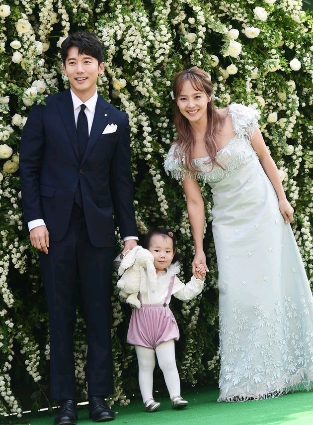 熱戀的柳真奇太映結為夫婦,婚後有了兩個女兒,出演過《超人回來了》