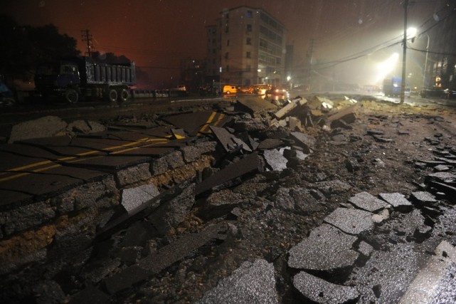 在軍事上用這個原理,製成雲爆彈,雲爆彈裡面裝了可燃氣體.