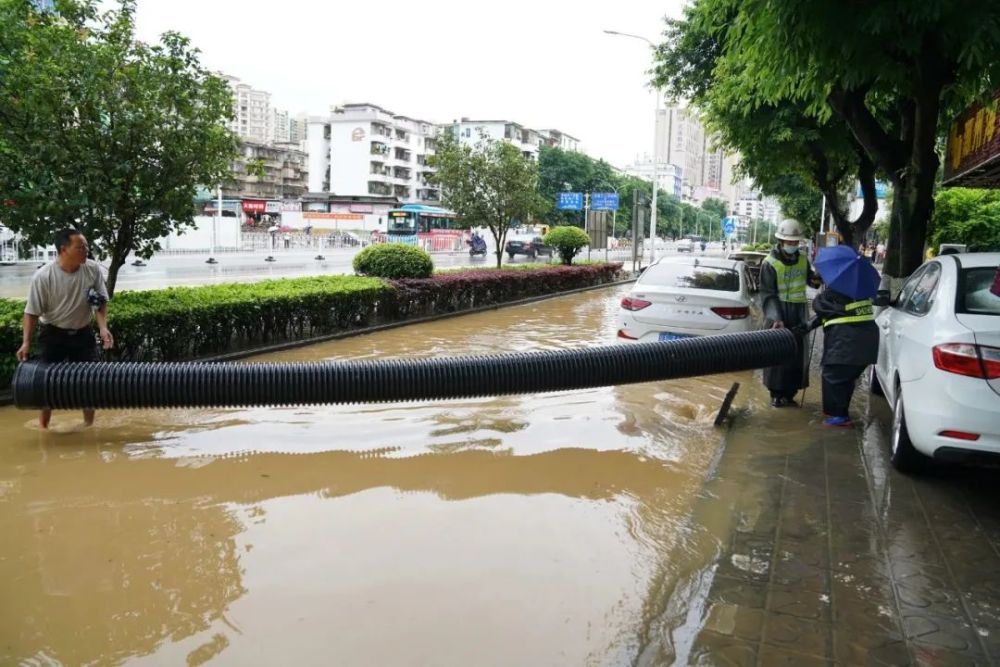 受连夜暴雨的影响,在连州市区内白水路与番禺路交汇处,良江路,东源路