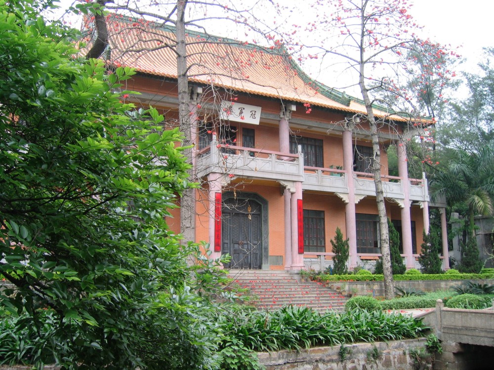 广东广雅中学标志性建筑冠冕楼.