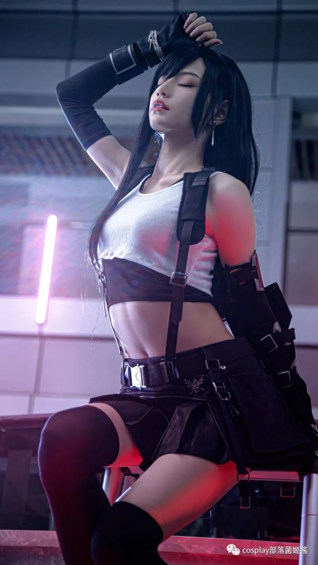 cos最终幻想7重制版蒂法长腿姐姐武力爆棚