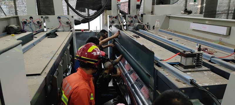 浙江武义 工人操作不慎左手卷入机床 武义消防撬棒施救