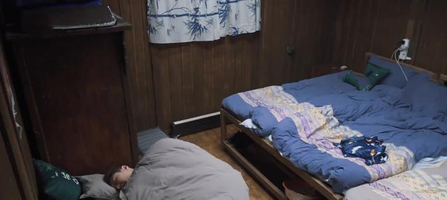 张艺兴说杨紫饭量大犁地只赚88元因腰疼提前休息蜷缩倒在床上