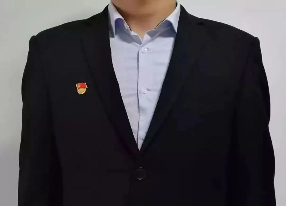 城管微课堂|第十二期:佩戴党徽的正确方法与场合,你戴对了吗?_腾讯新