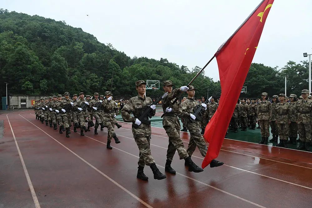 雨过天晴,巍峨的书堂山下,湘潭市第十八中学举行国防教育特色班授旗