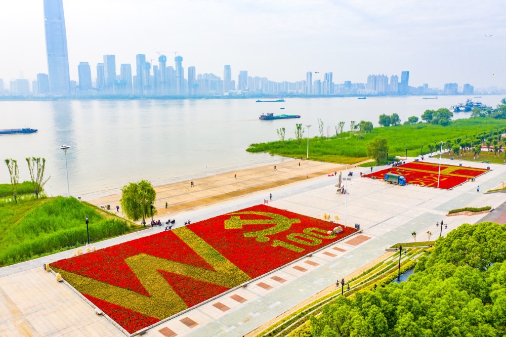 21日,汉口江滩三阳广场亲水平台上的巨幅鲜花布景分外耀眼.