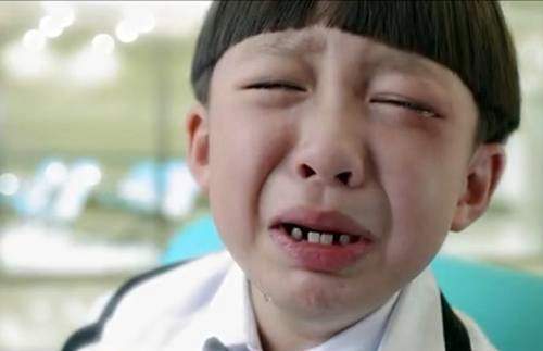 都在努力扮可爱,然而朱佳煜在《小爸爸》中出演夏天时,却有点"丑丑"的